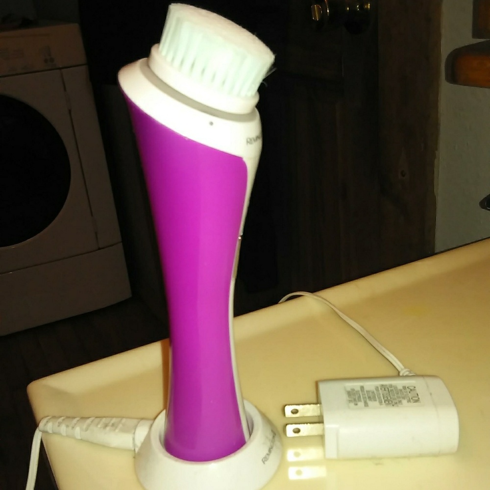 Facial cleanser brush